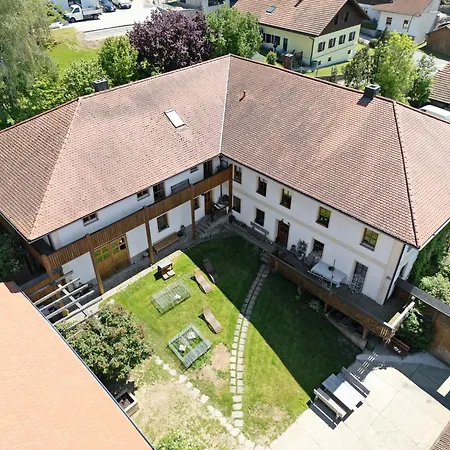 Schwarzbauernhof مزرعة للإقامة *