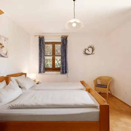 Schwarzbauernhof مزرعة للإقامة