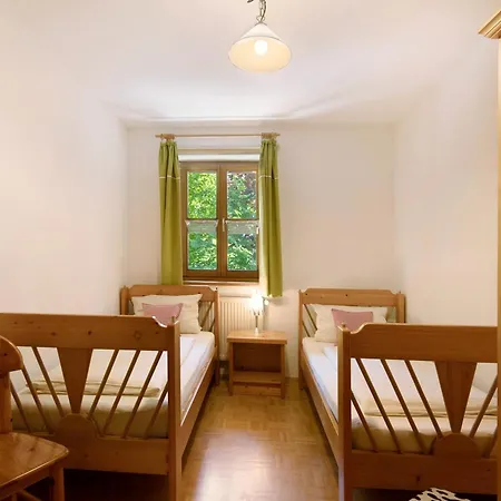 Schwarzbauernhof مزرعة للإقامة *