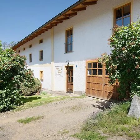 Schwarzbauernhof مزرعة للإقامة *
