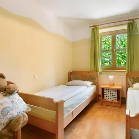 Schwarzbauernhof مزرعة للإقامة *